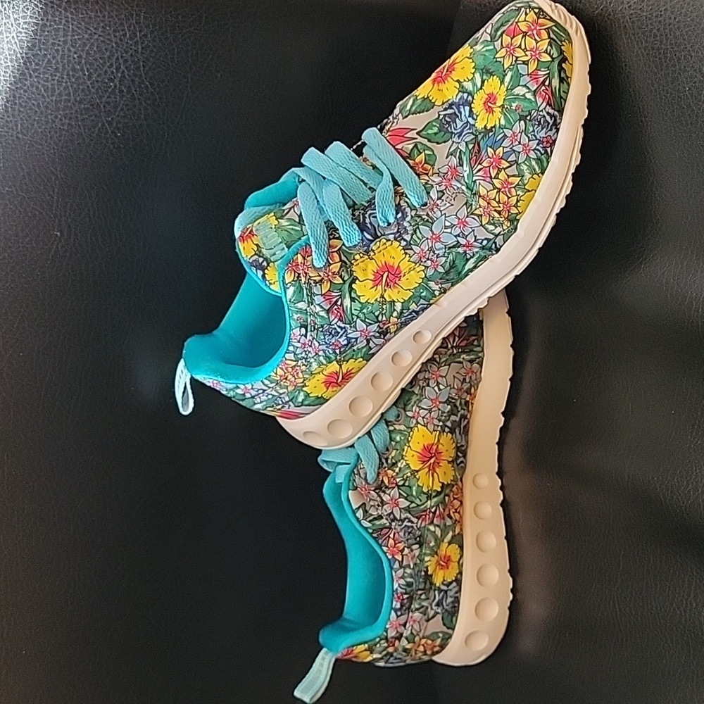 Women's Puma Carson Hibiscus sneakers!